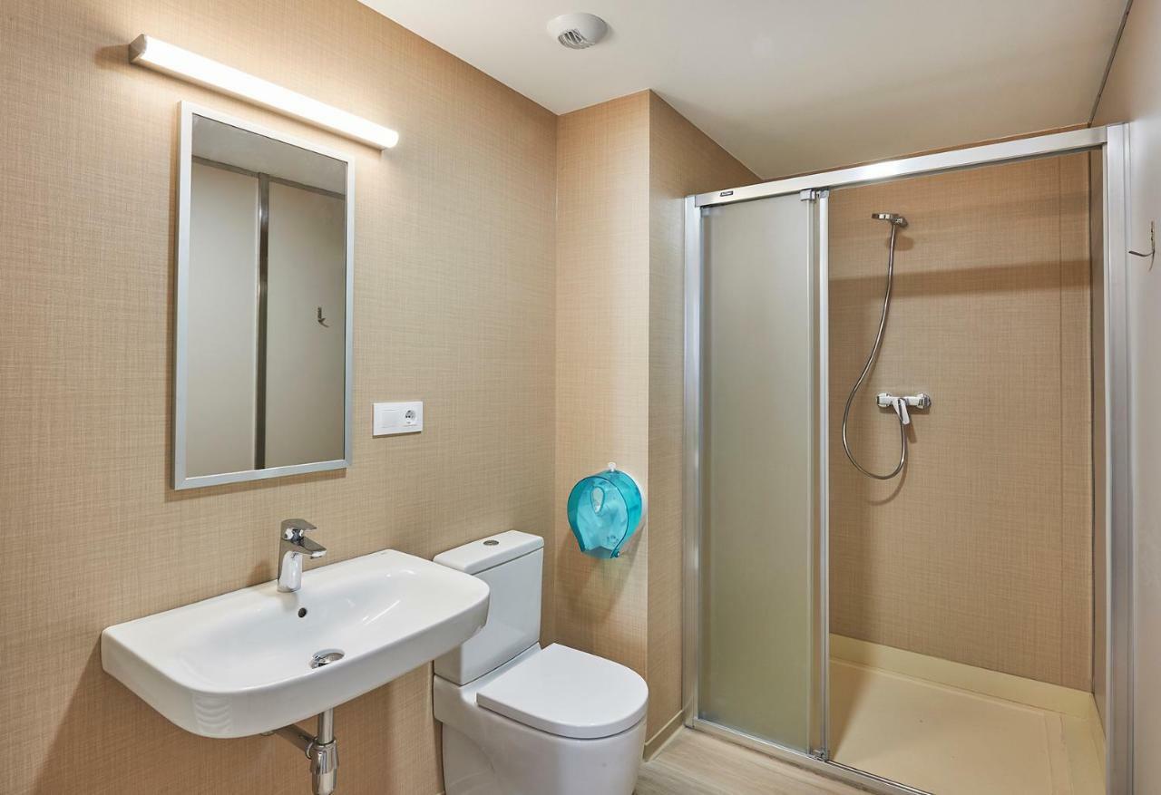 Alberg Abat Oliba Monistrol de Montserrat Exterior photo A modern bathroom with a shower enclosure
