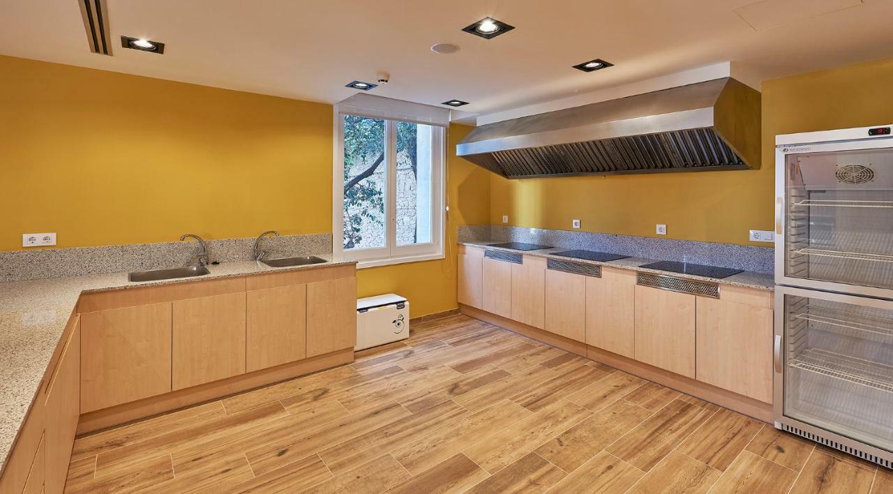 Alberg Abat Oliba Monistrol de Montserrat Exterior photo A kitchen with a wall mounted ventilation hood